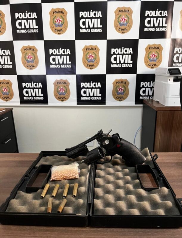 Homem que intimidava mulher tem réplica de arma apreendida em Taiobeiras
