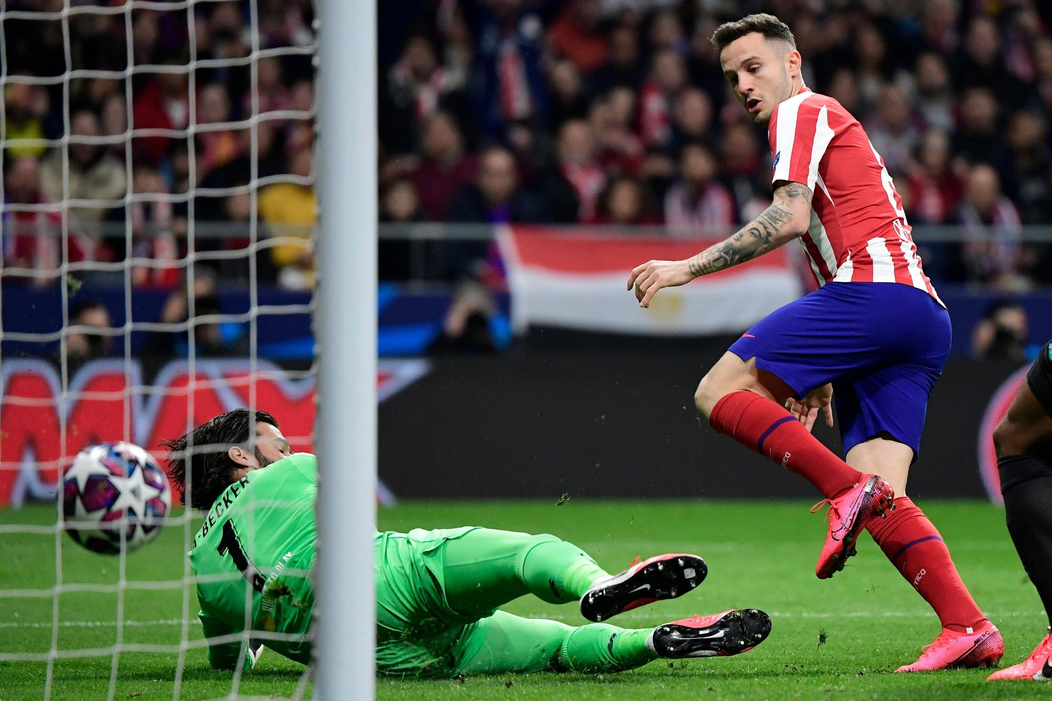O goleiro Alisson não conseguiu evitar o gol do Atlético de Madrid