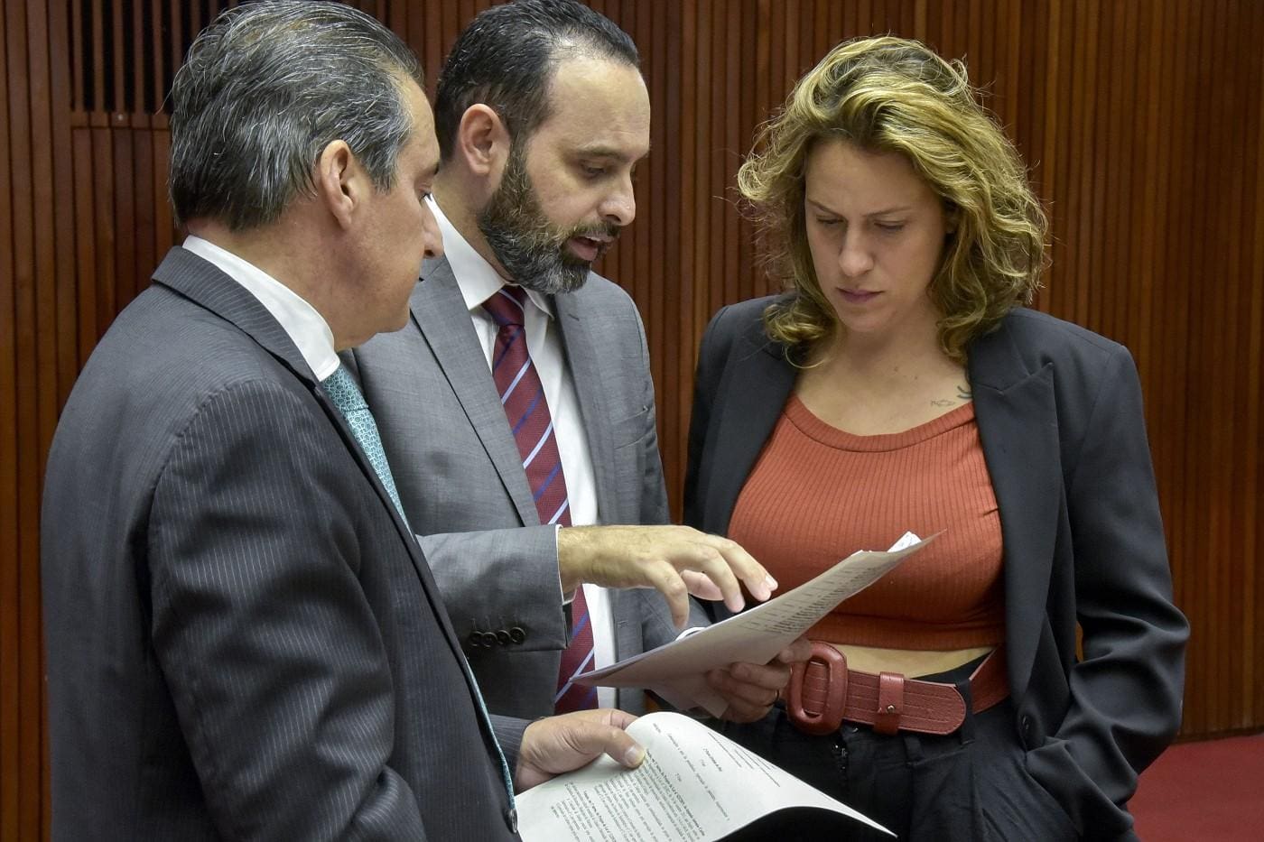 O líder do governo, João Magalhães (MDB), o líder da oposição, Ulysses Gomes (PT), e a deputada Bella Gonçalves (PSOL)