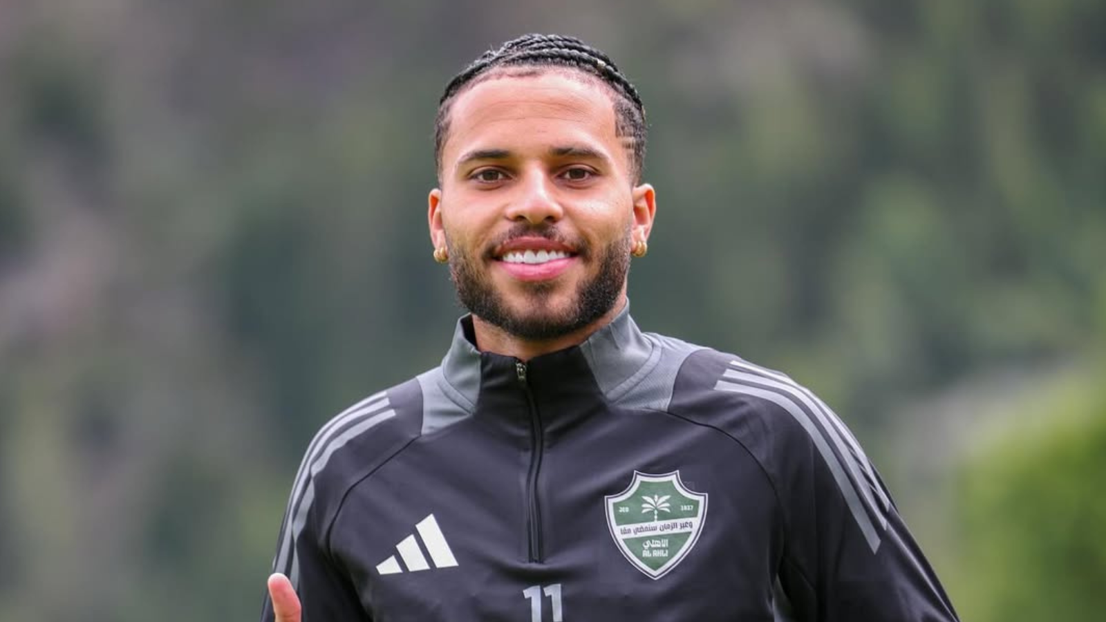 Alexsander em pé-temporada pelo Al Ahli