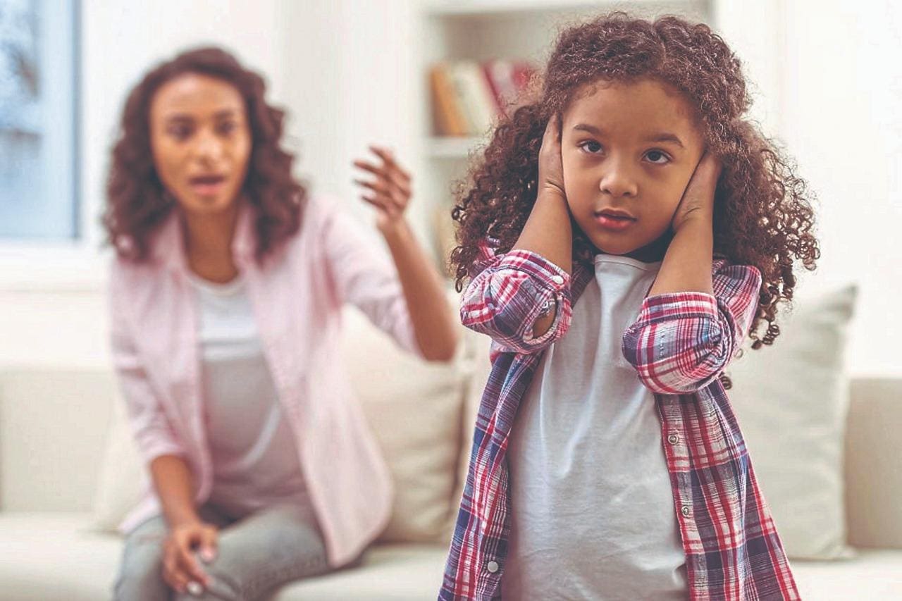 A expressão 'parentalidade tóxica' descreve um conjunto de comportamentos abusivos de pais e mães em relação a seus filhos e filhas; esse padrão comportamental pode variar bastante, identificando tutores negligentes, competitivos, autoritários e superprotetores