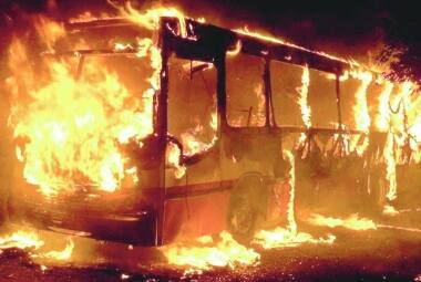 Sul de Minas. Em Passos, um ônibus que transportava funcionários da JBS foi incendiado nesta terça-feira após os criminosos retirarem os ocupantes