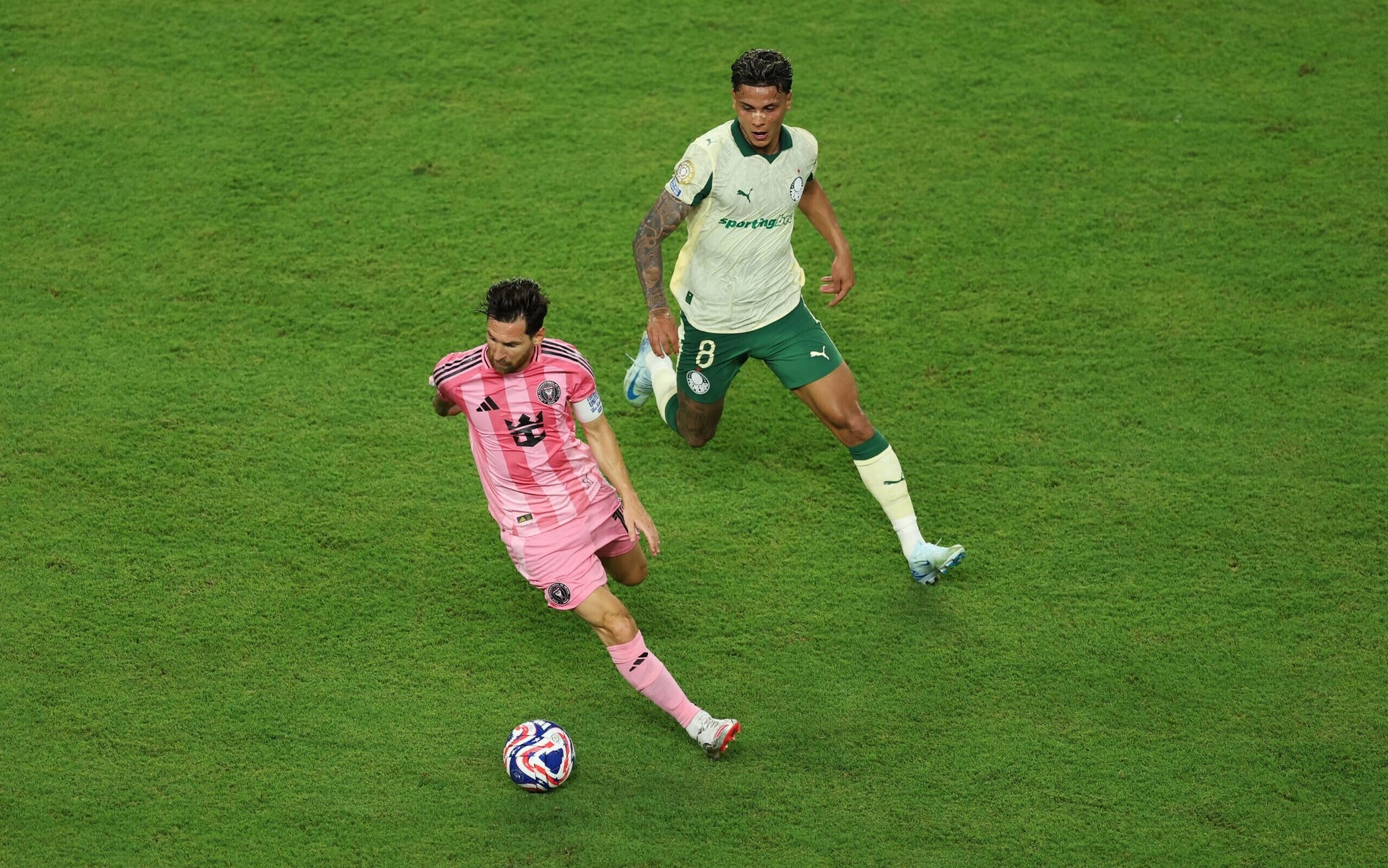 Richard Ríos tenta a marcação sobre Messi durante confronto entre Inter Miami e Palmeiras (Foto: Dan Mullan/Getty Images)
