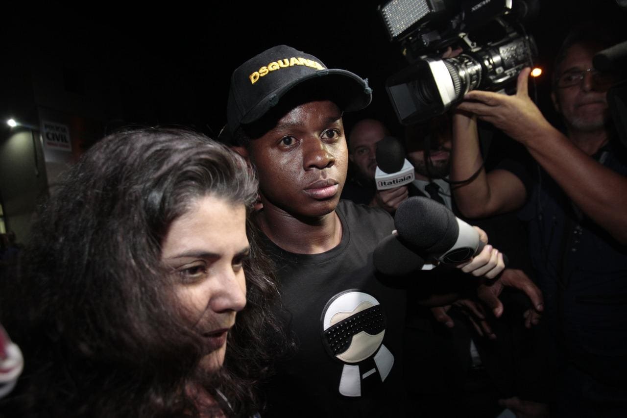 Cazares deixou a delegacia no final da noite de segunda-feira (9) após prestar depoimento