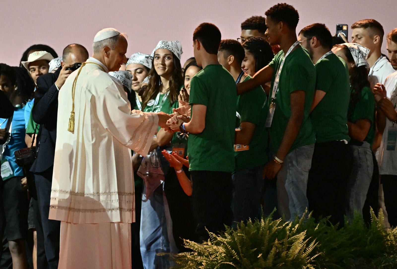 O Papa Leão XIV (à esquerda) conversa com jovens e peregrinos durante uma vigília de oração antes da Missa de domingo, como parte do Jubileu da Juventude, no bairro de Tor Vergata, na zona leste de Roma, em 2 de agosto de 2025.

Milhares de jovens católicos começaram a se reunir em 2 de agosto de 2025 para uma vigília de oração à noite conduzida pelo Papa Leão XIV, o ponto culminante de uma peregrinação de uma semana e um dos principais eventos do ano santo do Jubileu, que deve atrair até um milhão de pessoas.
(Foto de Filippo MONTEFORTE / AFP)