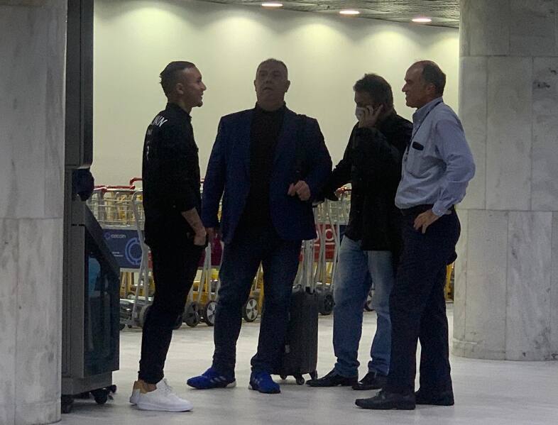 Cebolinha com Marcos Braz, vice de futebol do Flamengo, em sua chegada ao Rio