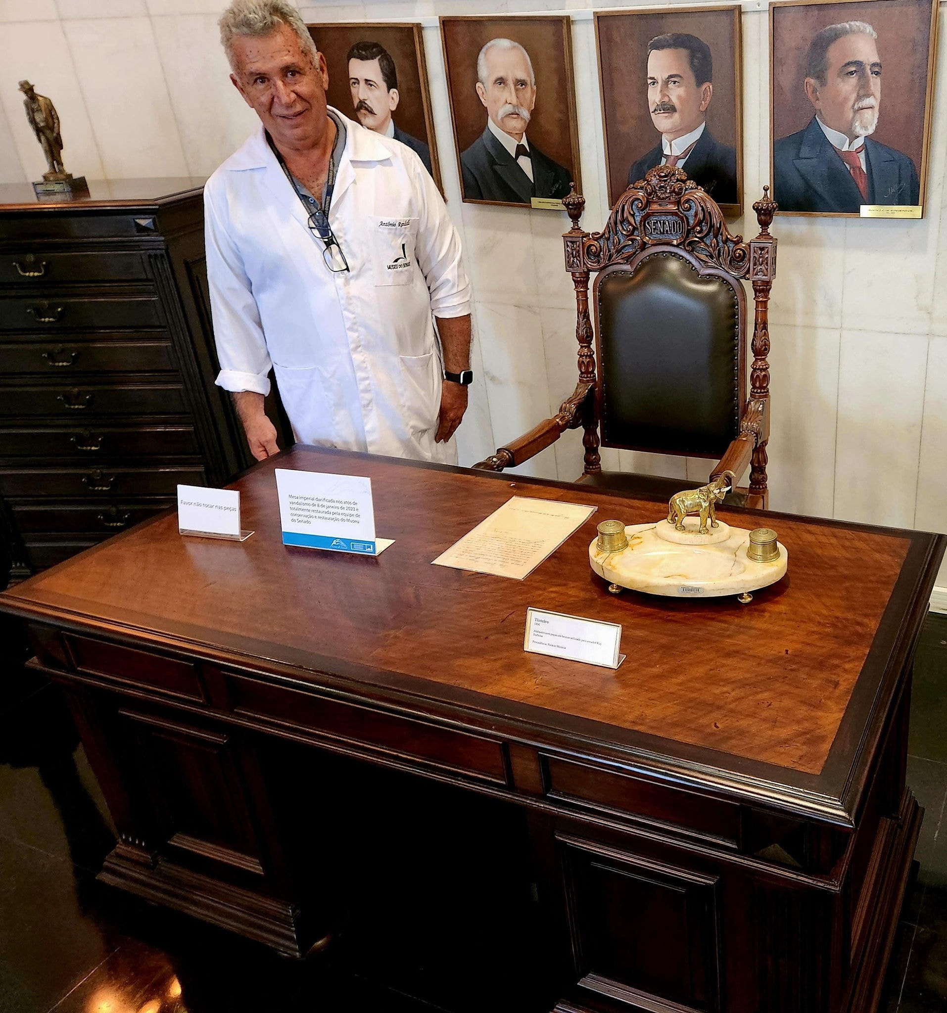 O restaurador Antônio Randall e a mesa do Brasil-Império que foi vandalizada em 8 de janeiro de 2023