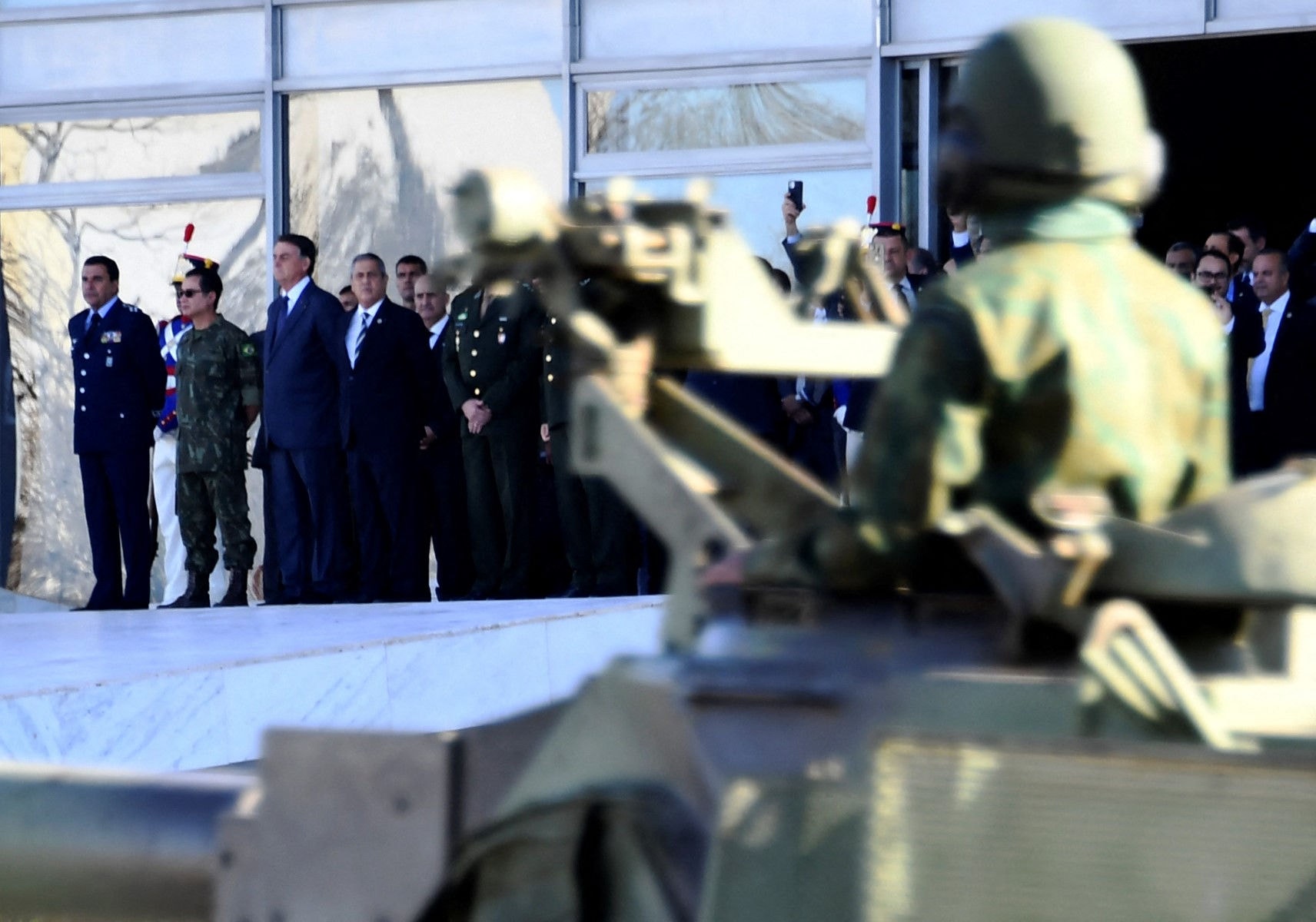 O então presidente Jair Bolsonaro e ministros militares assistem desfile de blindados: PGR diz que ex-presidente pressionou comandantes para aderir plano golpista em 2022