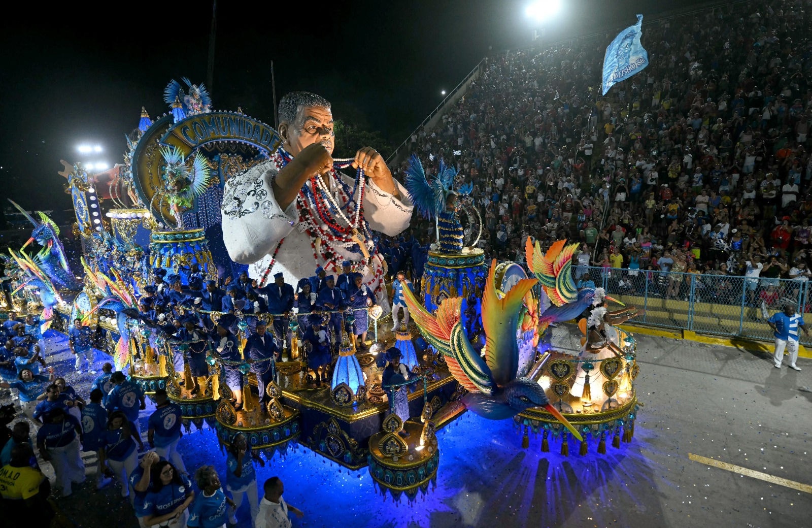 A Beija-Flor foi a segunda escola a desfilar e apresentou ao público o enredo Laíla de Todos os Santos, Laíla de Todos os Sambas