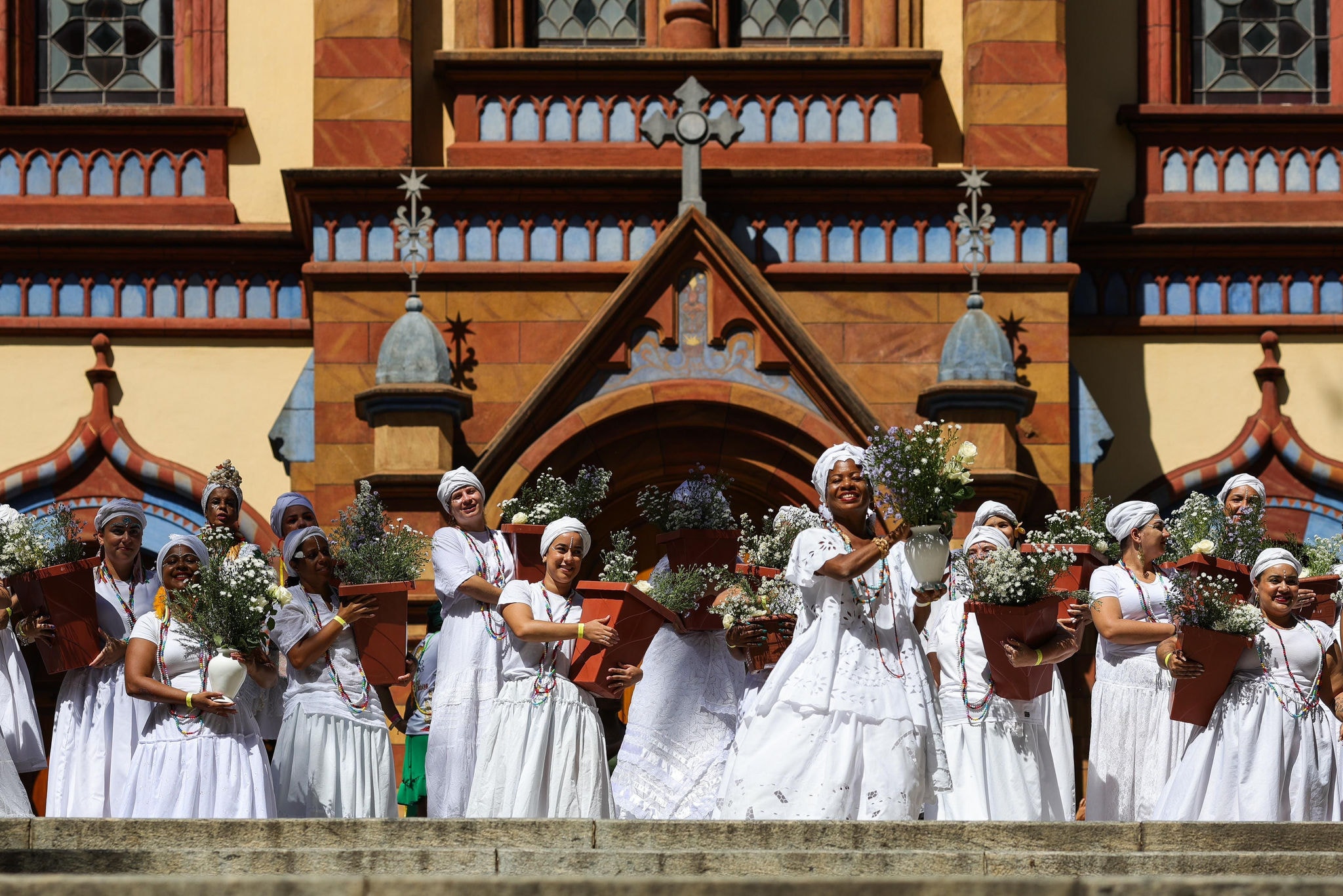 Bloco Baianas Ozadas fazendo lavagem das escadarias da igreja de São José, no Carnaval 2024