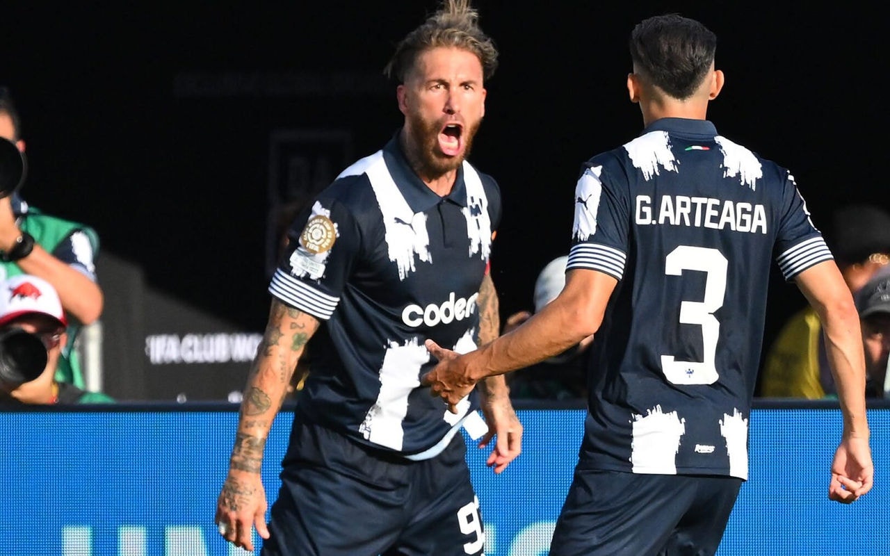 Sergio Ramos comemora seu gol no jogo do Monterrey contra a Inter de Milão (Foto: Patrick T. Fallon / AFP)