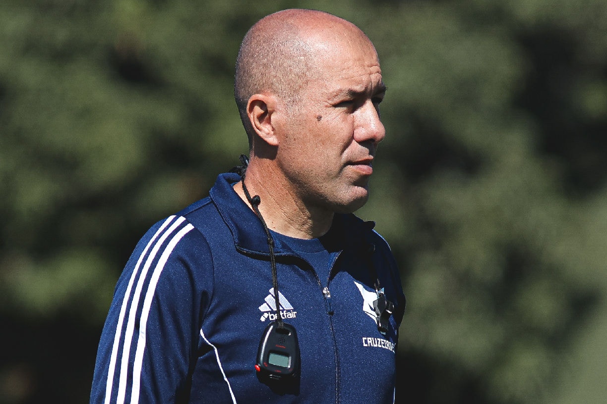Leonardo Jardim durante treino do Cruzeiro na Toca da Raposa 2