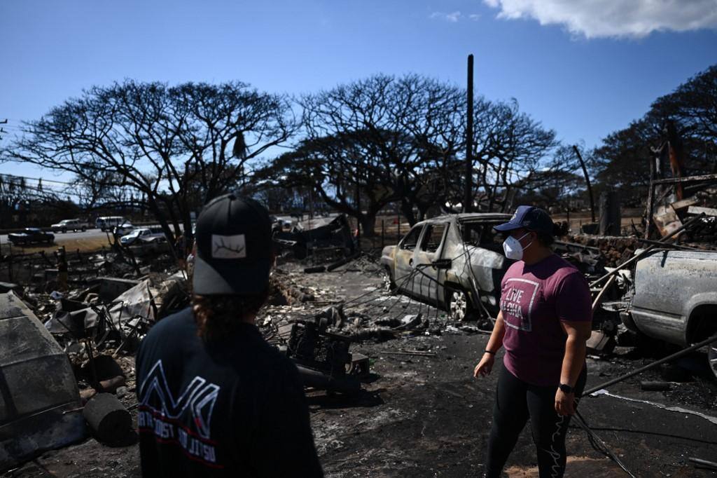 Trixy Nuesca-Ganer (à direita) observa o que sobrou da casa da família em Lahaina, na ilha havaiana de Maui