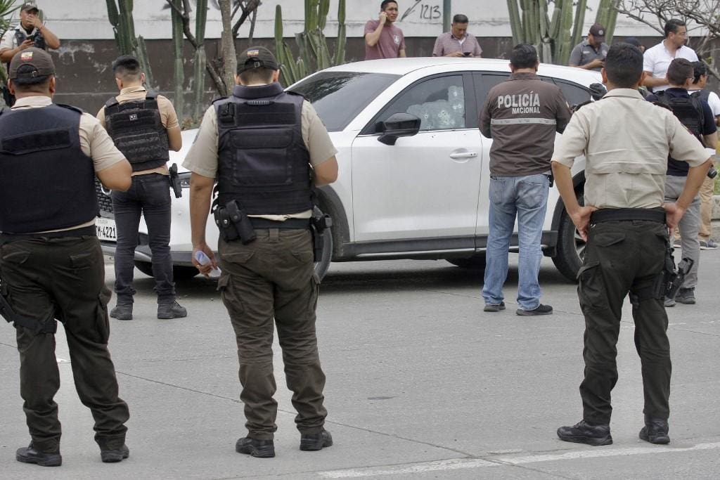 Carro dirigido por promotor foi alvejado com vários tiros no lado do motorista