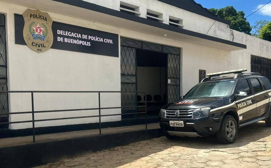Mulher foi levada para a delegacia de Polícia Civil da cidade