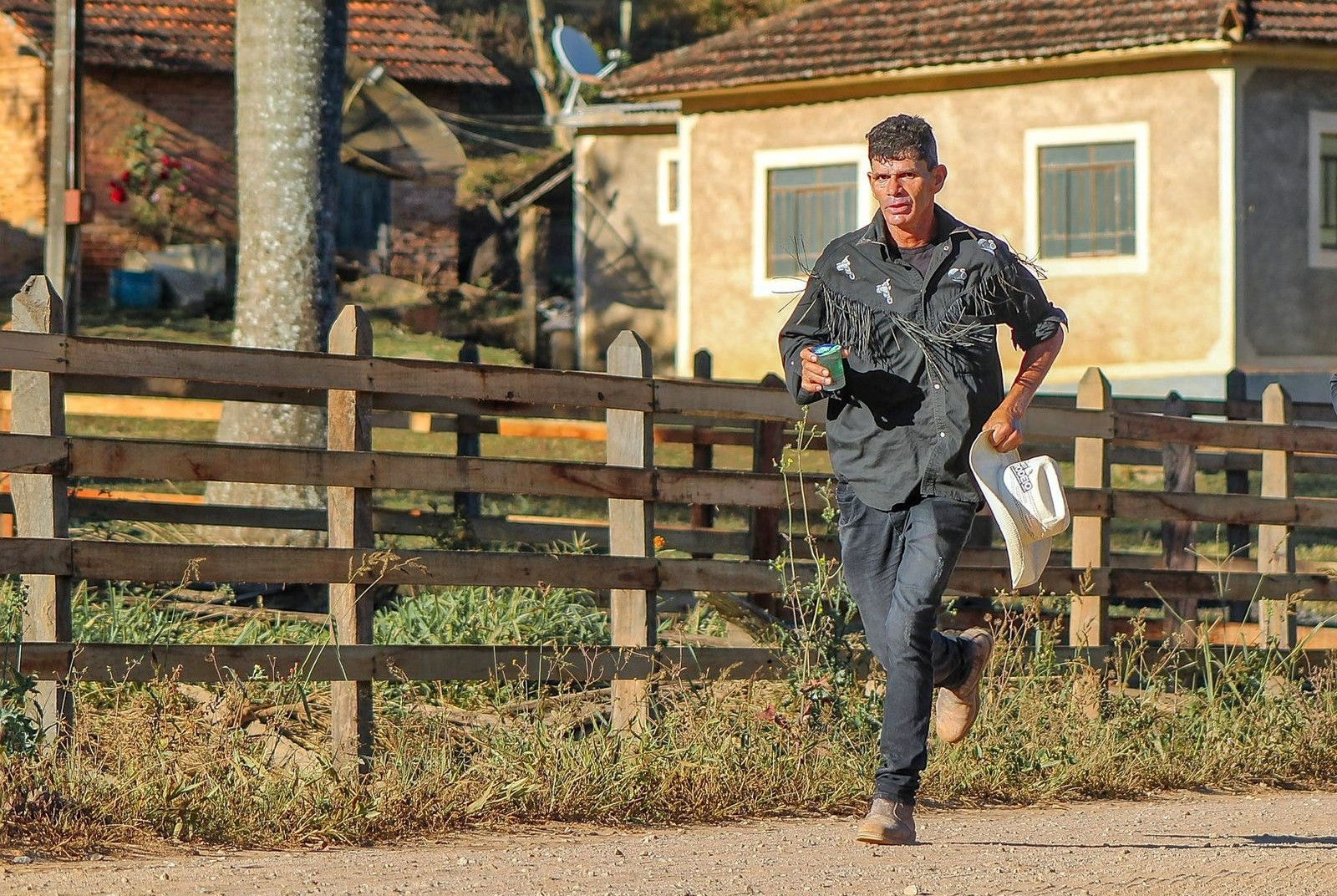 Cowboy corredor fez sucesso após correr meia-maratona de bota e chapéu  