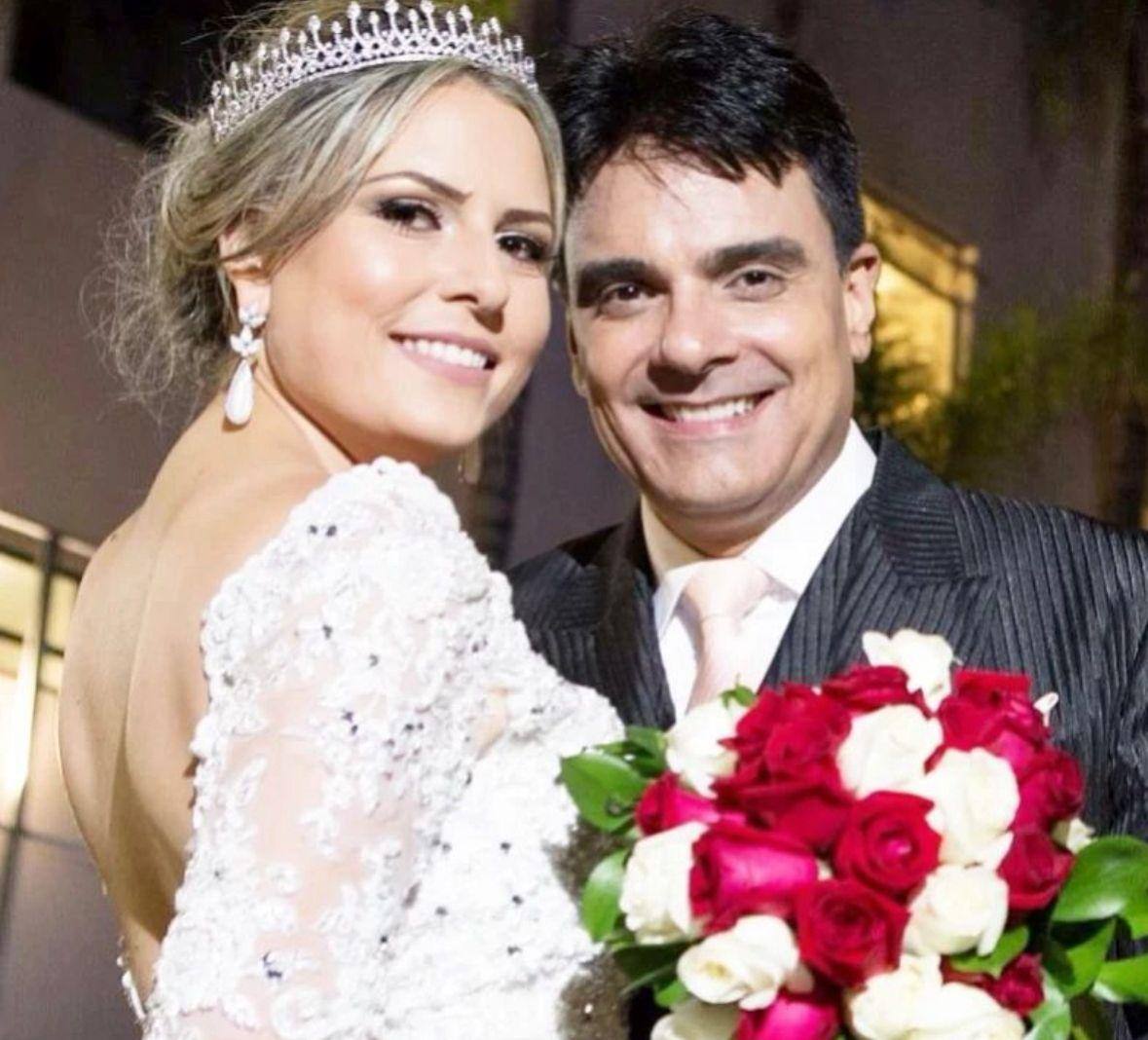 Juliana Lacerda ao lado do marido Guilherme de Pádua durante casamento