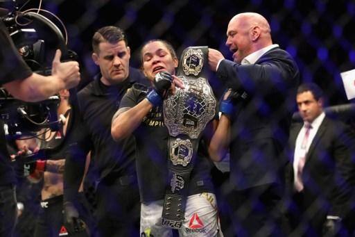 Amanda Nunes nocauteia Cyborg e vira 1ª mulher campeã de duas categorias no UFC