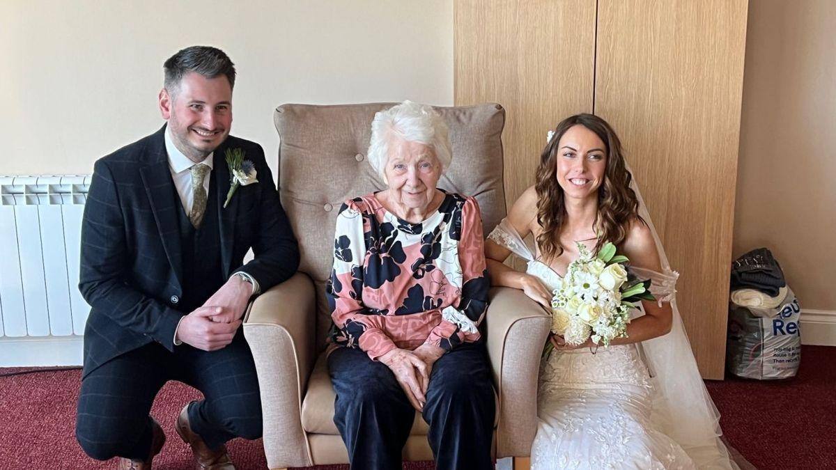 Noiva recria casamento em casa de repouso após avó com demência não poder ir