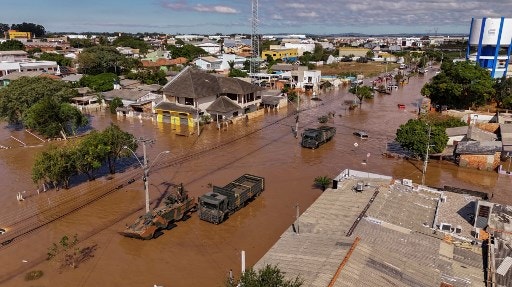 Vista aérea de cidade inundada após fortes chuvas no Rio Grande do Sul
