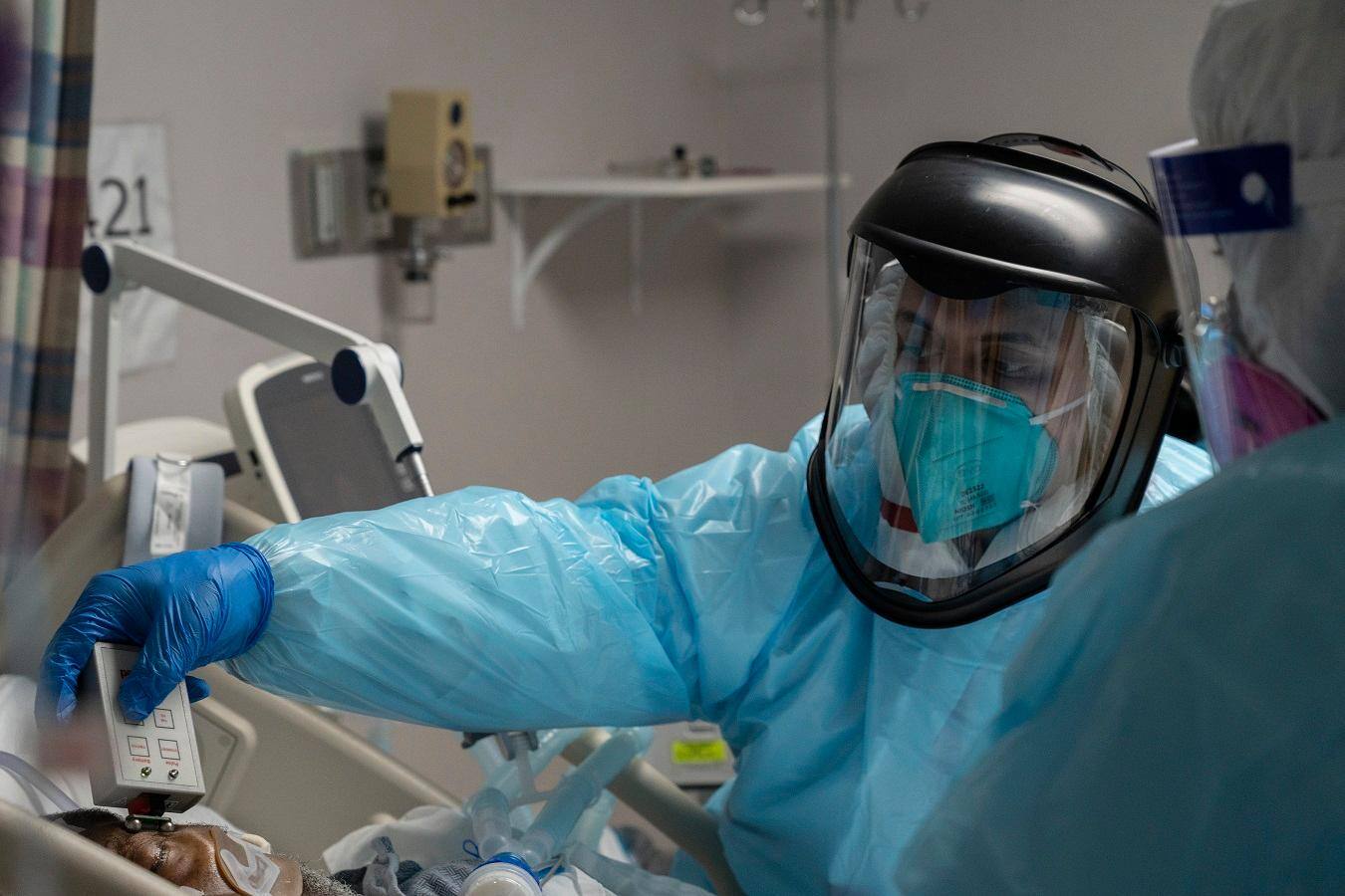 O infectologista Anthony Fauci lembrou que os hospitais estão ficando sem leitos e os trabalhadores de saúde, esgotados com o acirramento da pandemia