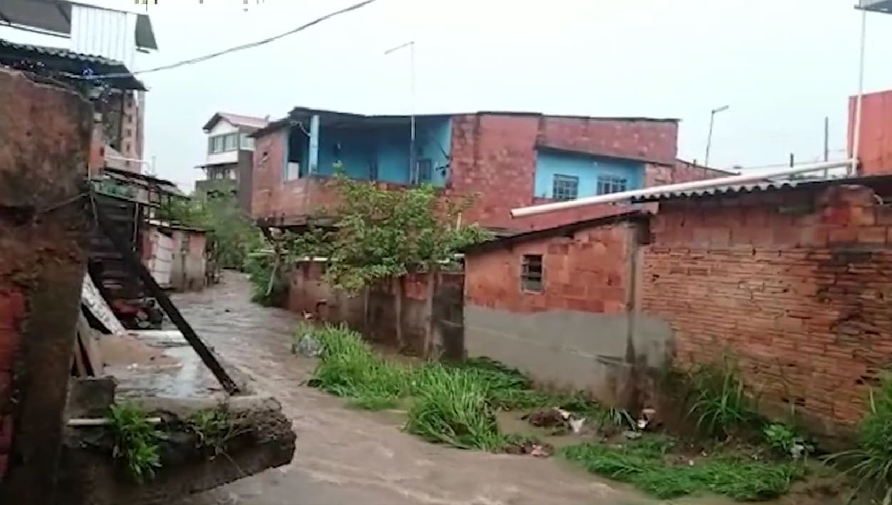 Na imagem, inundação no córrego da Vila Biquinhas, na região Norte de Belo Horizonte