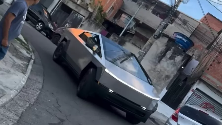 Um Tesla Cybertruck sem placas foi avistado em uma comunidade de Cotia, na região metropolitana de São Paulo, nesta semana