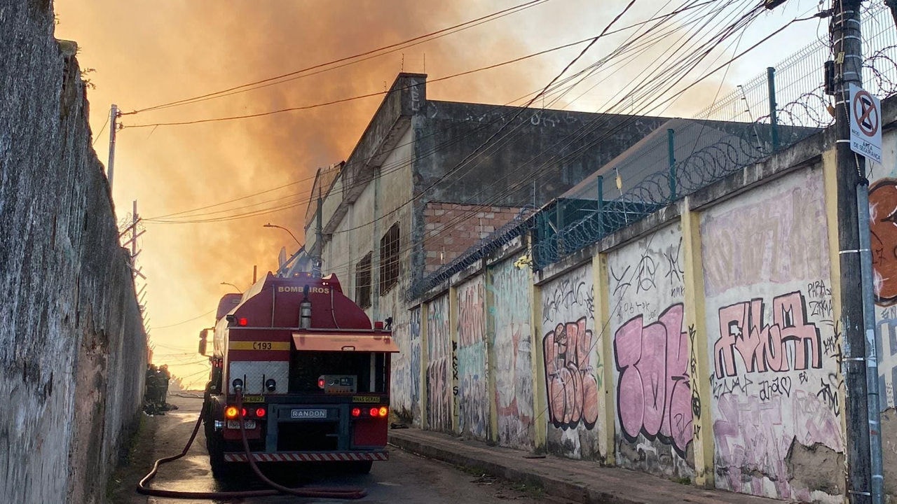 Galpão incendiado no bairro Cachoeirinha