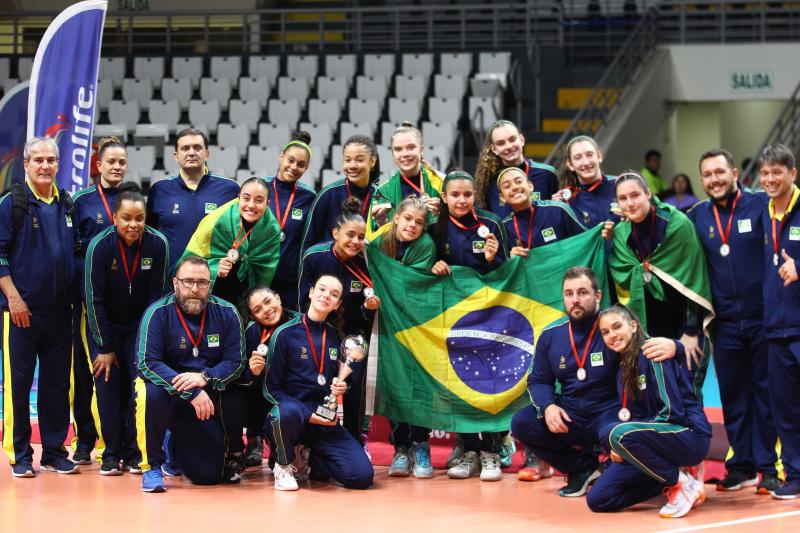 A seleção feminina de vôlei sub-17 foi campeã do primeiro Sul-Americano da categoria no ano passado