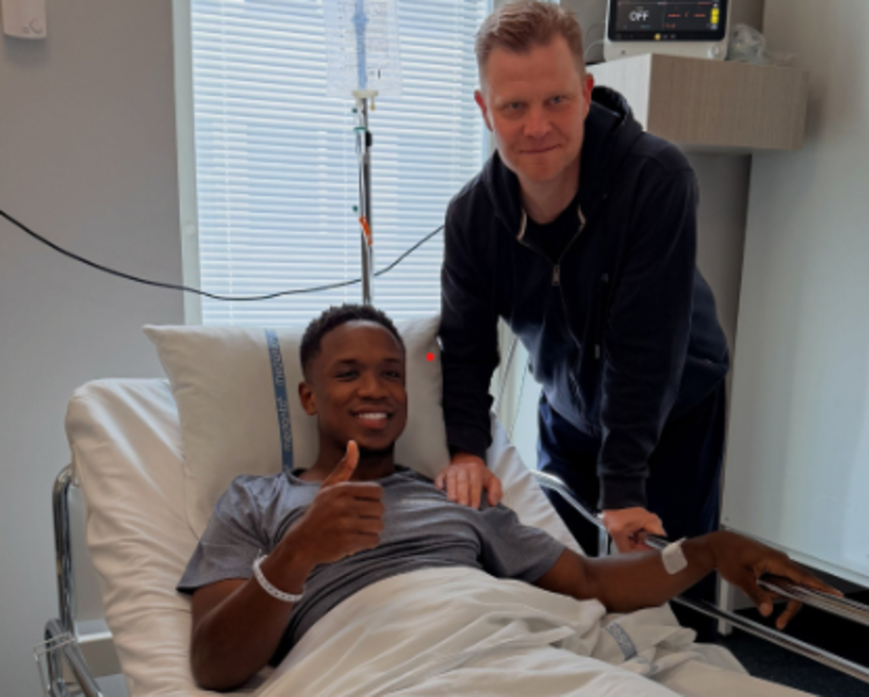Após passar por cirurgia, Sinisterra posa para foto ao lado do médico Lasse Lempainen