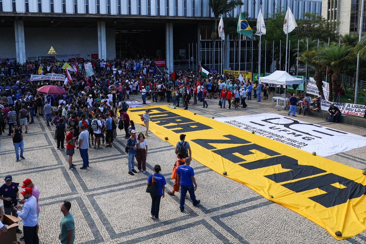 Manifestação contra o RRF do governo Zema em frente à ALMG