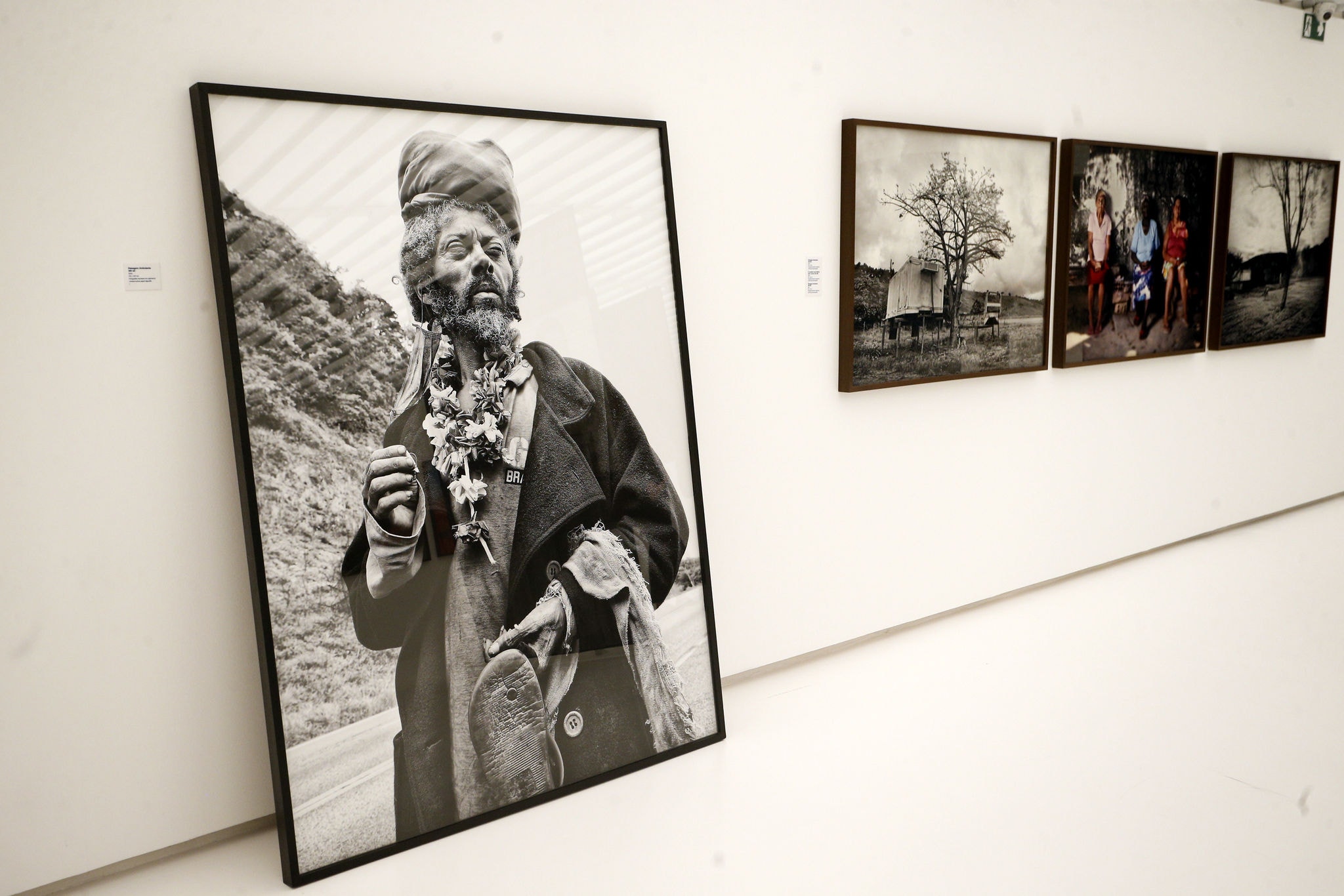 Fotos de Daniel Moreira em exposição na mostra 'Bordas não brotam do nada'