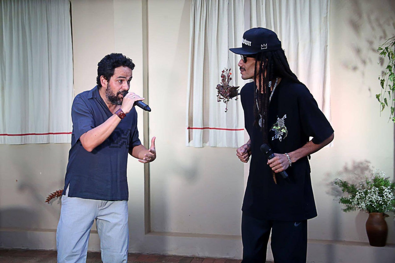 A canção original ganhou uma versão para o castelhano, feita por Nana Leme, e a participação do cubano Rubén Santillana, o DJ Cubanito