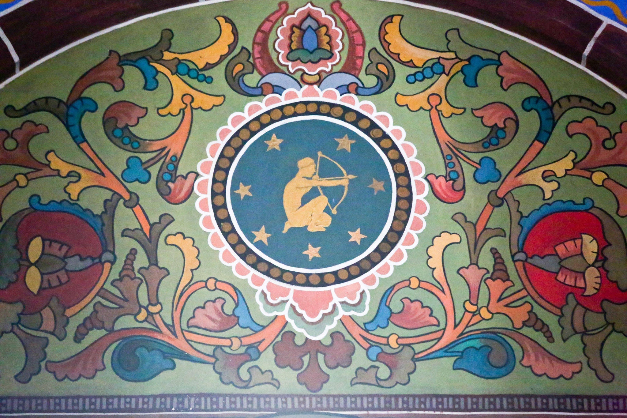 Astronomia - Os 12 signos do zodíaco,representando as constelações, aparecem em meio à pintura interna da igreja 
