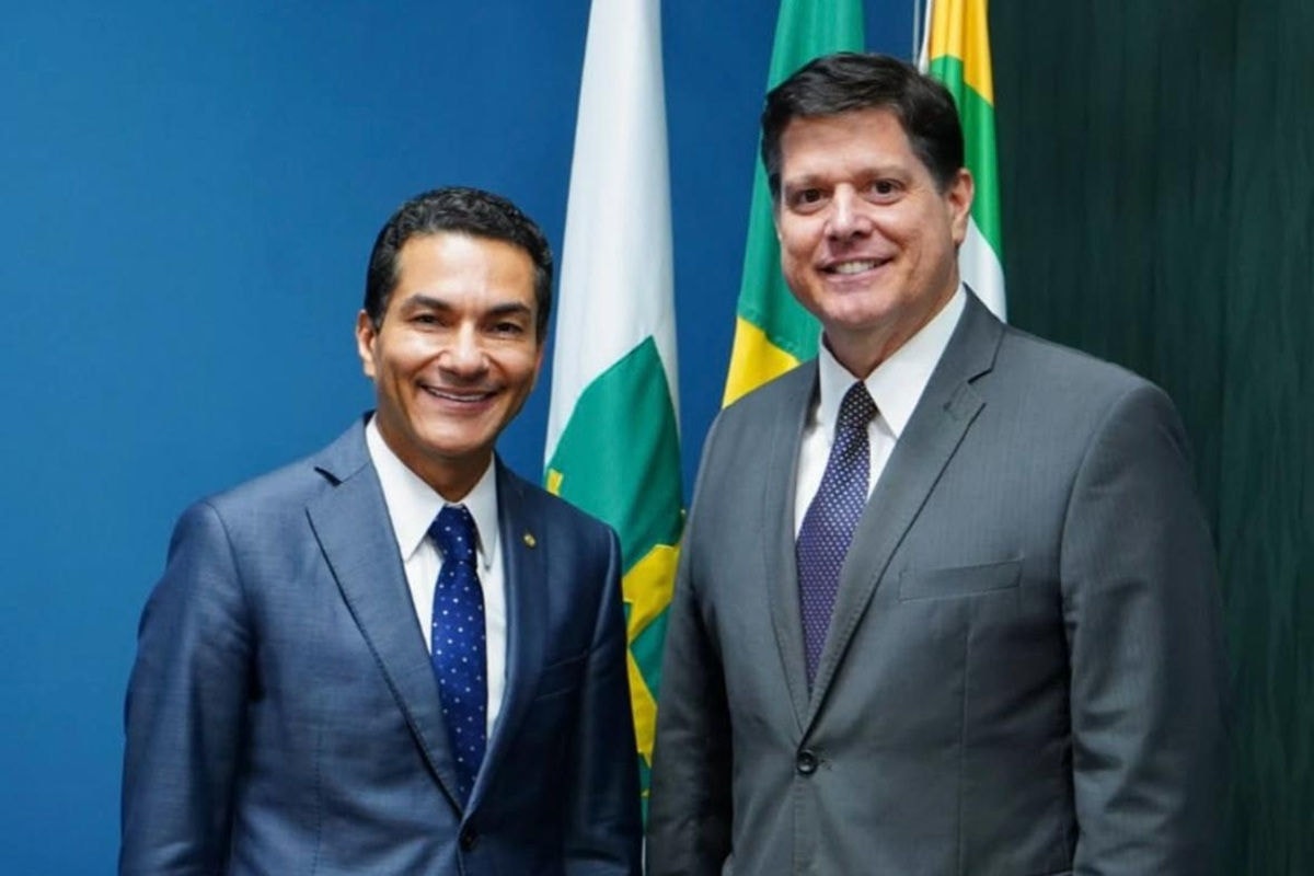 Os presidentes do Republicanos, Marcos Pereira, e do MDB, Baleia Rossi, em encontro em maio para discutir federação