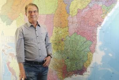 Trabalho Na sala de reuniões, o presidente da Egesa, Elmo Ribeiro, mostra a geografia das 31 obras da empresa, num mapa do Brasil