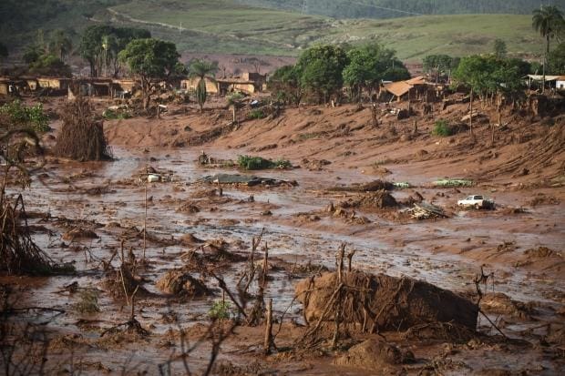 Rompimento da barragem de Fundão, em novembro de 2015, matou 19 pessoas e causou desastre ambiental na fauna e flora
