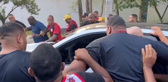 Jogadores do Flamengo são intimidados por torcedores na porta do Ninho do Urubu