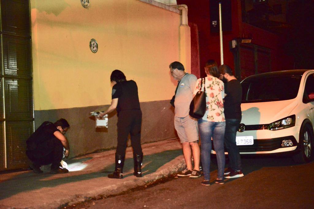 Polícia realizou perícia no local do crime
