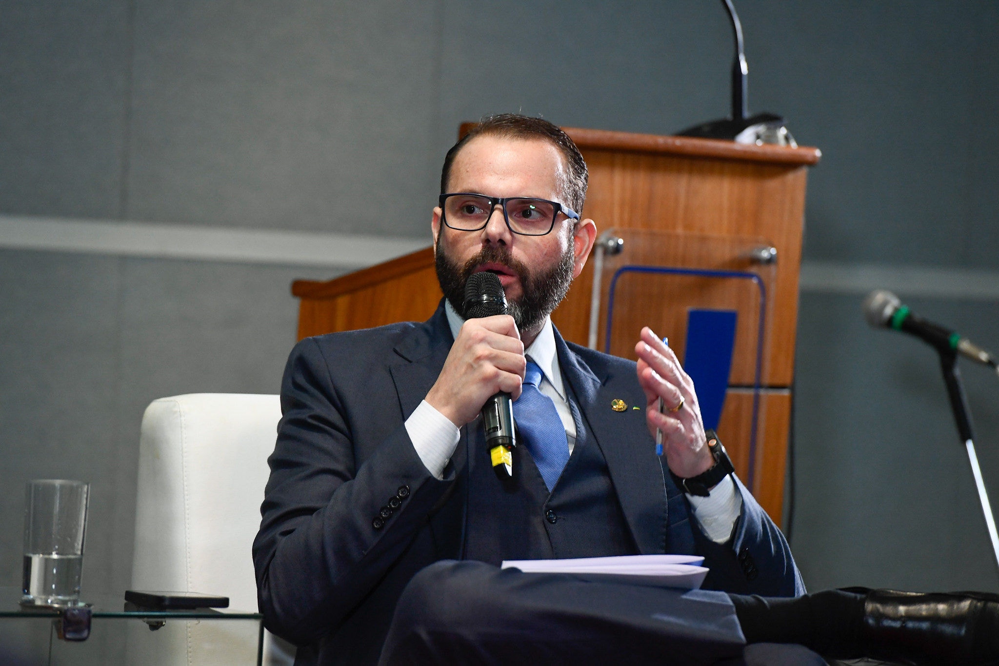 O senador Jorge Seif (PL-SC) enfrenta julgamento no TSE que pode levar à cassação do mandato. 