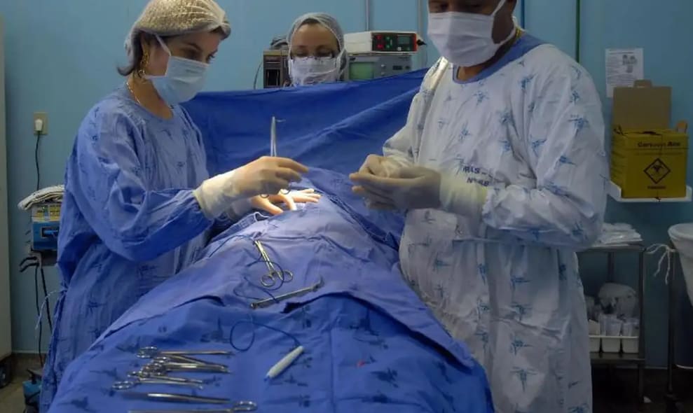 Imagem ilustrativa de uma cirurgia de esterilização