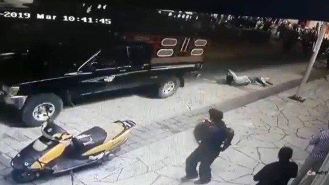 Prefeito foi arrastado pelas ruas da cidade