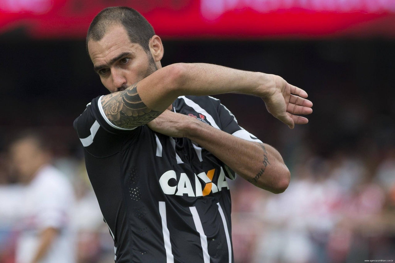 Danilo comemora o gol contra os rivais tricolores, ainda no primeiro tempo