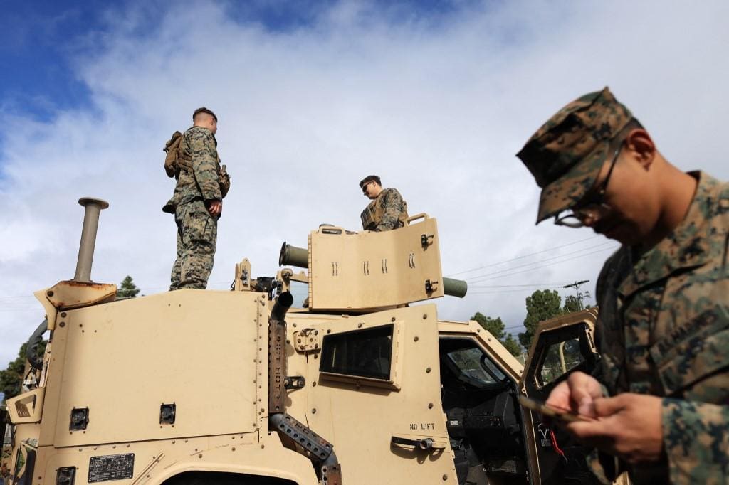 Soldados norte-americanos equipam um transporte blindado em Camp Pendleton, na Califórnia