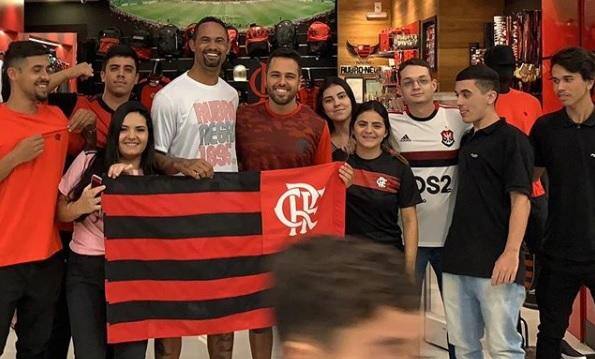 Ex-jogador do Flamengo, Bruno posou para fotos com flamenguistas na véspera de Natal