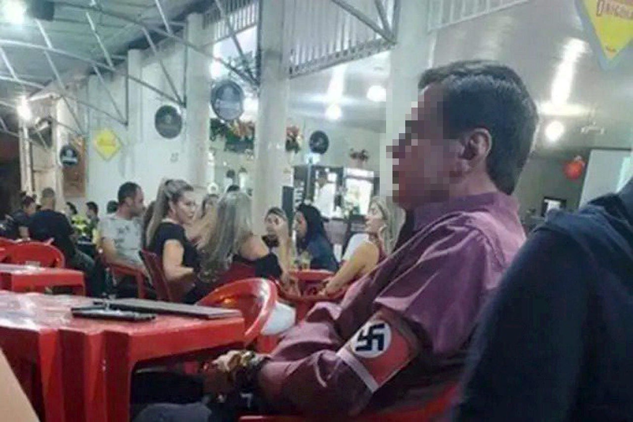 Homem foi flagrado com faixa de suástica nazista em bar de Unaí (MG)