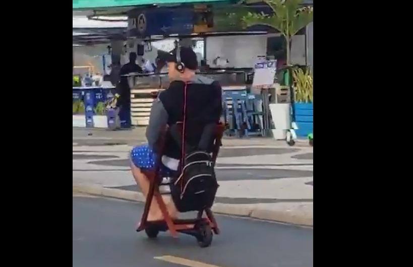 Após improvisar, homem passeia tranquilamente pela orla carioca