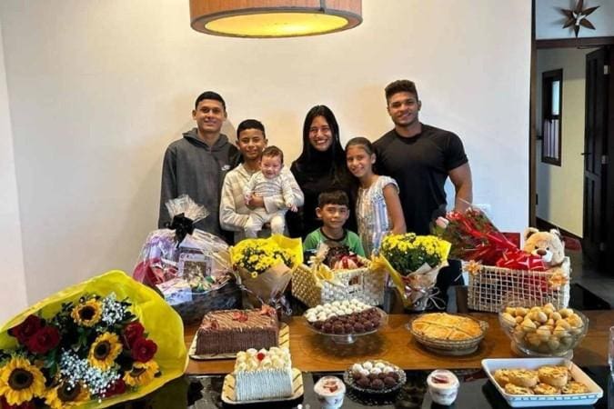 Lary Ingrid mora com os dois maridos