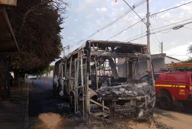 Ônibus coletivo é queimado em Uberlândia 