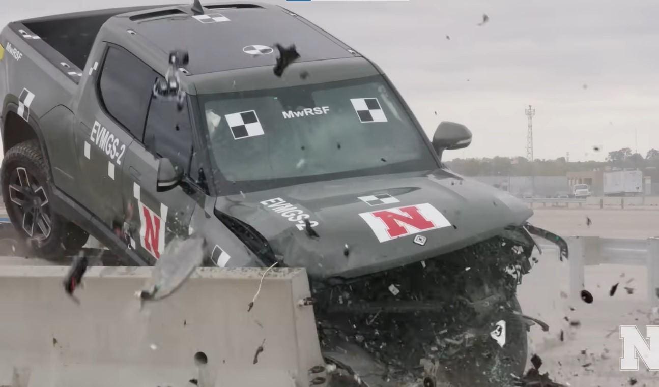 Picape elétrica Rivian ficou com a frente completamente destruída após o teste de colisão